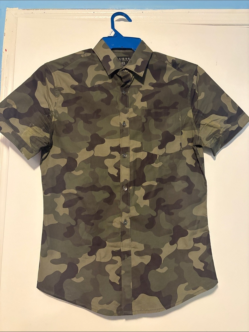 GUESS Men’s Olive Green Camo Short-Sleeve Button-Up Shirt